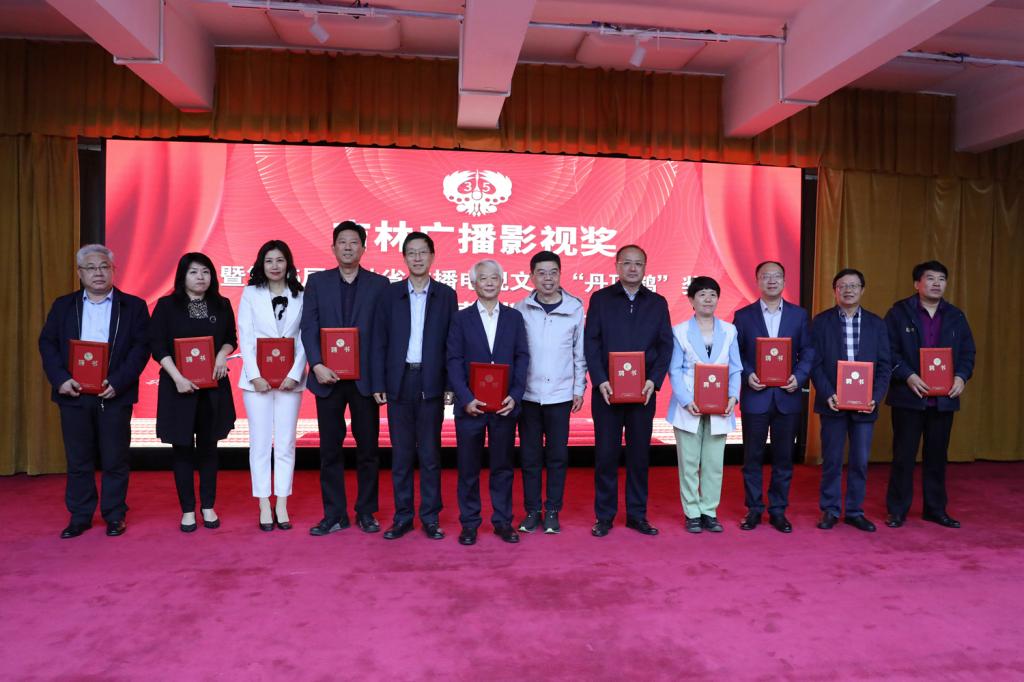 颁发聘书.jpg 颁发聘书.jpg