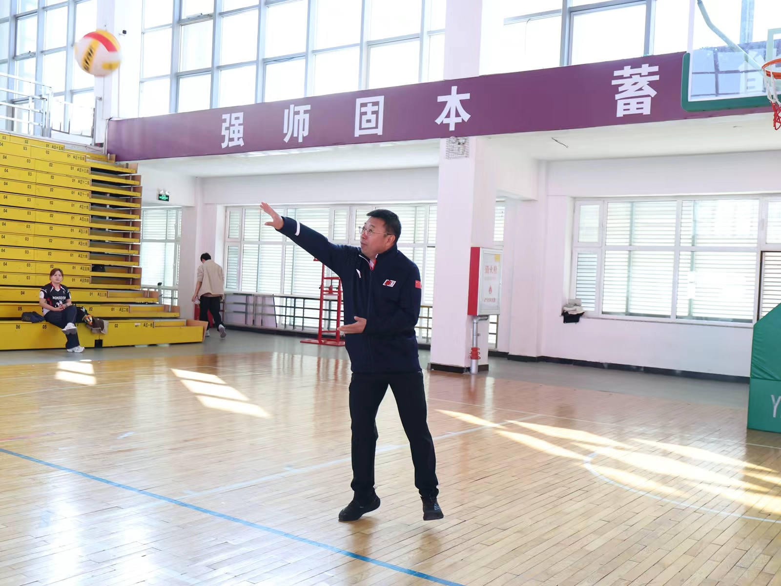 1书记开球.jpg