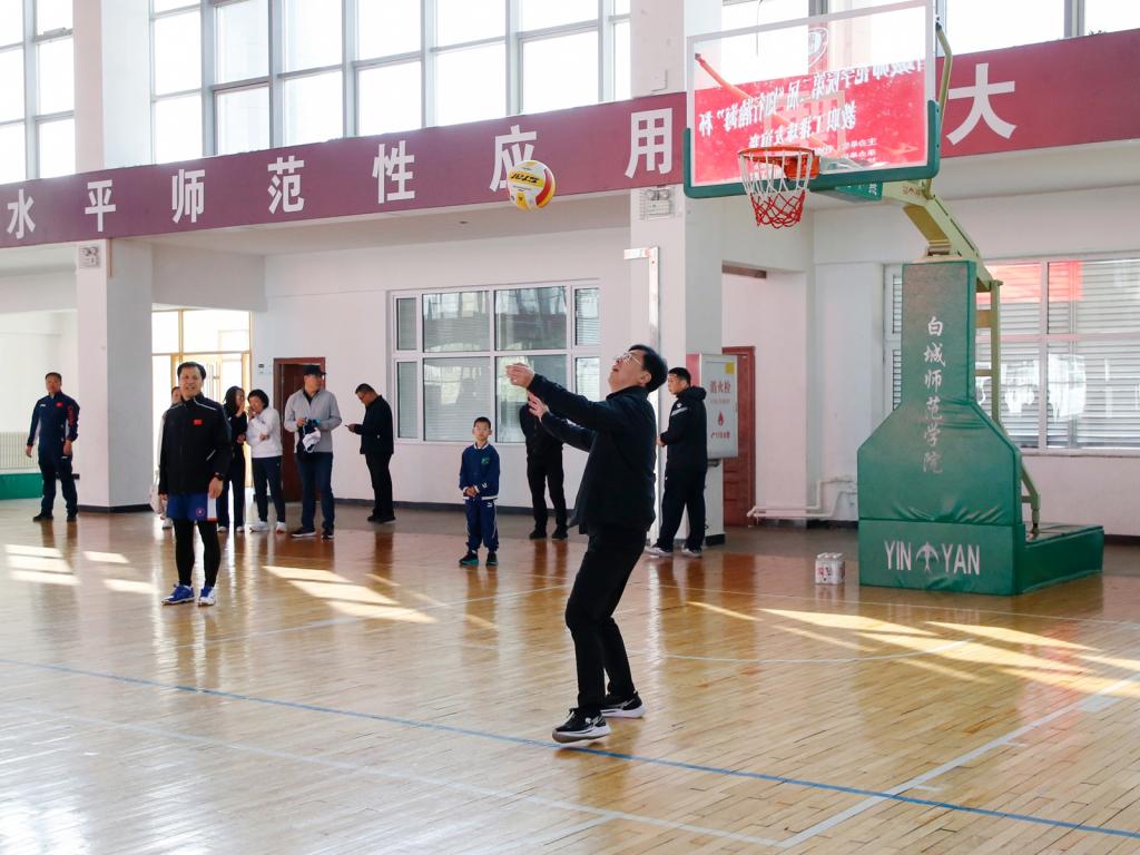 1校长开球.jpg